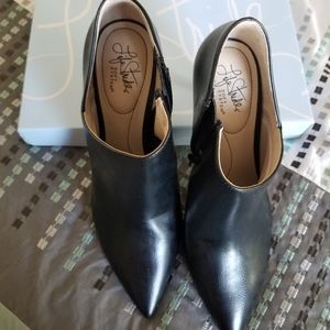 Life Strides Black leather booties
